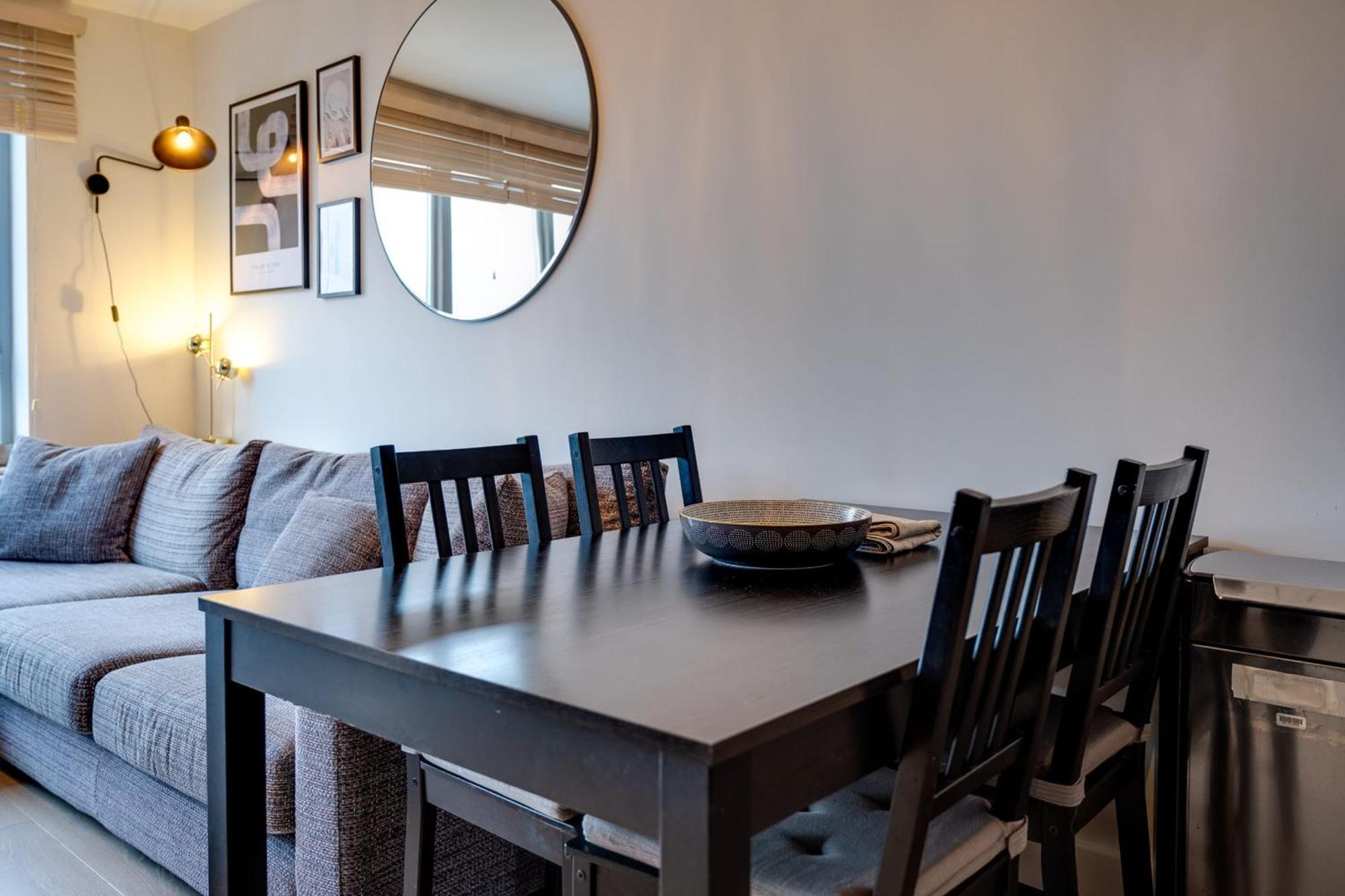Spacious Modern Camberwell Apartment